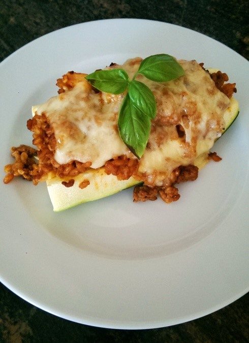 Mit Dinkelreis gefüllte Zucchini
